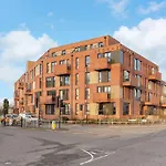 Heart Of Retreat, 2br Near Shambles, Free Parking & Gym, Centre *