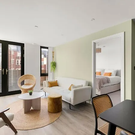 Heart Of Retreat, 2br Near Shambles, Free Parking & Gym, Centre *