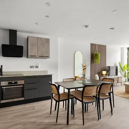 Heart Of Retreat, 2br Near Shambles, Free Parking & Gym, Centre *