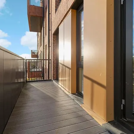 Heart Of Retreat, 2br Near Shambles, Free Parking & Gym, Centre דירה *