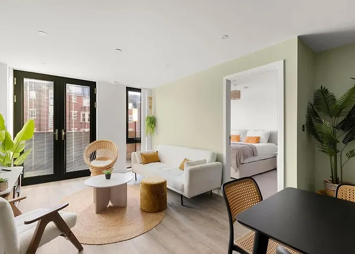 Heart Of Retreat, 2br Near Shambles, Free Parking & Gym, Centre *