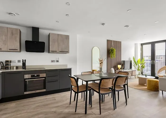 Heart Of Retreat, 2br Near Shambles, Free Parking & Gym, Centre *