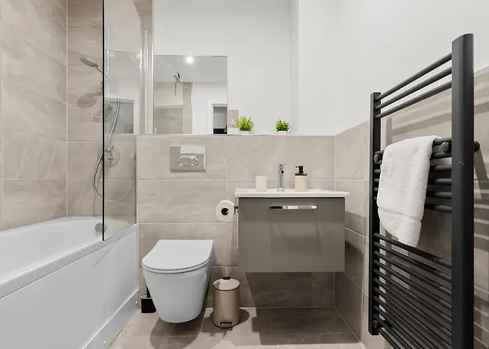 Heart Of Retreat, 2br Near Shambles, Free Parking & Gym, Centre Apartamento York