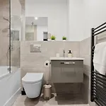 Heart Of Retreat, 2br Near Shambles, Free Parking & Gym, Centre شقة يورك